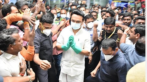 கோவைக்கு வந்த திமுக தலைவர் மு.க.ஸ்டாலினை வரவேற்ற கட்சி நிர்வாகிகள், தொண்டர்கள்.