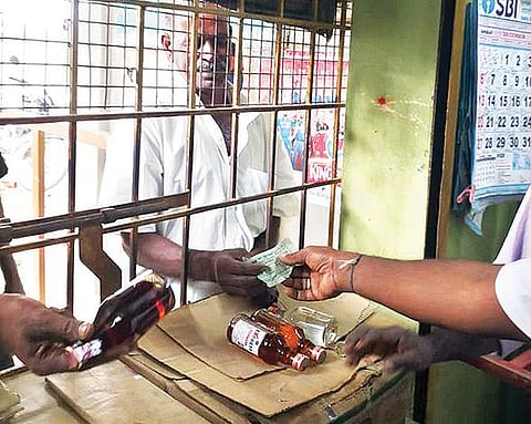 வேலூர் பழைய பேருந்து நிலையம் அருகே உள்ள டாஸ்மாக் கடையில் முதற் கட்டமாக எம்.ஆர்.பி விலையில் மதுபானங்களை வாங்கிச் செல்லும் மதுப்பிரியர்கள்.