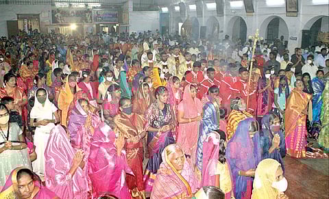 திருச்செந்தூர் செந்திலாண்டவர் கோயிலில் சுவாமி தரிசனம் செய்ய வரிசையில் காத்திருந்த பக்தர்கள்.