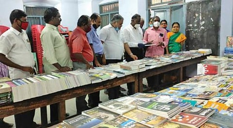 புத்தாண்டில் மக்களிடம் வாசிப்பு பழக்கத்தை ஏற்படுத்துவதற்காக திருநெல்வேலி மாவட்ட மைய நூலகத்தில் ‘புத்தகங்களோடு புத்தாண்டு’ சிறப்பு கண்காட்சி நடைபெற்றது.