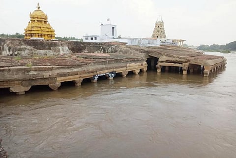 மேற்கு தொடர்ச்சி மலையில் பெய்த மழை காரணமாக, அணைகளுக்கு நீர்வரத்து அதிகரித்ததால், நேற்று முன் தினம் இரவு பாபநாசம் அணையில் இருந்து 2,400 கன அடி தண்ணீர் தாமிரபரணியில் திறக்கப்பட்டது. திருநெல்வேலி குறுக்குத்துறை முருகன் கோயிலை மூழ்கடித்தபடி ஓடுகிறது வெள்ளம். படம்: மு.லெட்சுமி அருண்.