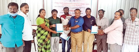 திருச்சியில் நேற்று முன்தினம் நடைபெற்ற தமிழ்நாடு அறிவியல் இயக்க பயிற்சி முகாமில் மாநாட்டின் வழிகாட்டி ஆசிரியர் கையேட்டின் தமிழ் மொழிபெயர்ப்பை வெளியிடுகிறார் மாநில ஒருங்கிணைப்பாளர் ஏ.சுகுமாறன்.