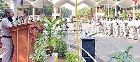 திருச்சி பெல் நிறுவனத்தில் பெல் நாள் விழாவில் ஊழியர்களிடையே உரையாற்றுகிறார் பொது மேலாளர் டி.எஸ்.முரளி.