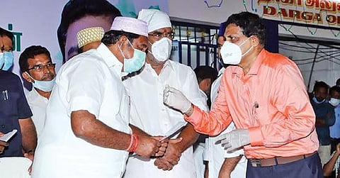 திருச்சி நத்தர்வலி தர்ஹாவுக்கு வருகைதந்த முதல்வர் பழனிசாமியிடம் கோரிக்கை மனு அளித்த தர்ஹா அறங்காவலரும், மருத்துவருமான எம்.ஏ.அலீம். உடன் அமைச்சர் வெல்லமண்டி என்.நடராஜன்.