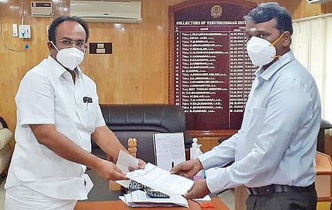 விருதுநகர் மாவட்ட ஆட்சியர் இரா.கண்ணனிடம் மனு வழங்கிய தங்கம் தென்னரசு எம்.எல்.ஏ.