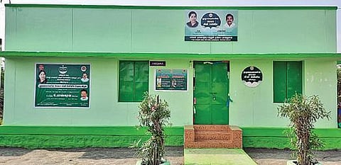 காரைக்குடி அருகே அரியக்குடியில் மூடப்பட்ட மினி கிளினிக்.