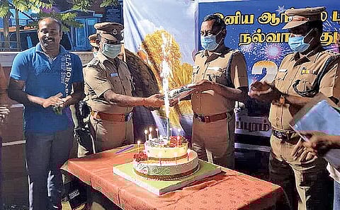 விழுப்புரம் மேற்கு காவல்நிலையம் அருகே கேக் வெட்டி பொதுமக்களுடன் புத்தாண்டை வரவேற்ற போலீஸார்.