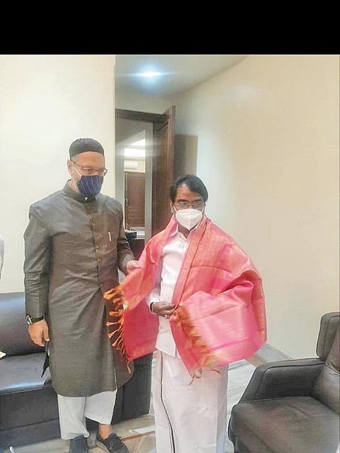 ஹைதராபாத்தில் ஏஐஎம்ஐஎம் கட்சித் தலைவர் ஒவைசியை திமுக சிறுபான்மையினர் நல உரிமை பிரிவு செயலாளர் டாக்டர் மஸ்தான் நேற்று சந்தித்து, திமுக சிறுபான்மையினர் அணி மாநாட்டில் பங்கேற்க அழைப்பு விடுத்தார்.