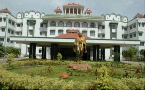 அமர்வு எண்ணிக்கை 2-ஆக குறைப்பு: உயர் நீதிமன்றக் கிளை நீதிபதிகள் பட்டியலில் மாற்றம்