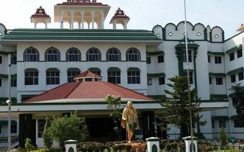 தந்தையின் இறுதிச் சடங்கில் பங்கேற்க குண்டர் சட்ட கைதிக்கு 2 நாள் பரோல்: உயர் நீதிமன்றம் உத்தரவு