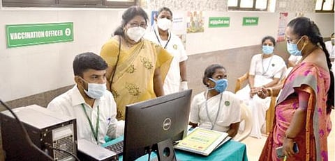 திருநெல்வேலி அரசு மருத்துவக் கல்லூரி மருத்துவமனையில் கரோனா தடுப்பூசி ஒத்திகை சிறப்பு முகாம் நடைபெற்றது. படம்: மு.லெட்சுமி அருண்