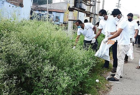 சேலம் மாநகராட்சி சூரமங்கலம் மண்டலத்துக்கு உட்பட்ட ரங்கபுரம் பகுதியில் மாநகராட்சி ஆணையர் ரவிச்சந்திரன் தலைமையில் தன்னார்வலர்கள் நடைபயிற்சியின்போது, குப்பை கழிவுகளை அகற்றினர்.