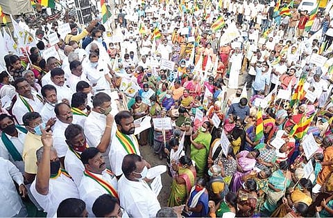 வேளாளர் பெயரை வேறு சமூகத்திற்கு வழங்க எதிர்ப்பு தெரிவித்து ஈரோடு வீரப்பன் சத்திரத்தில் வேளாளர் உரிமை மீட்பு குழுவினர் ஆர்ப்பாட்டத்தில் ஈடுபட்டனர்.