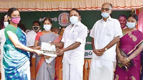 கோபி அருகே கொங்கர்பாளைத்தில் நடைபெற்ற விழாவில் இலவச வீட்டுமனைப் பட்டா பெறுவதற்கான ஆணையை பெண் ஒருவருக்கு பள்ளிக் கல்வித்துறை அமைச்சர் கே.ஏ.செங்கோட்டையன் வழங்கினார்.