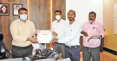 கடலூர் மாவட்ட ஆட்சியர் அலுவலகத்தில் சிறந்த எழுத்தாளர்களுக்கு மாவட்ட ஆட்சியர் சந்திரசேகர் சாகமூரி பரிசு தொகை மற்றும் சான்றிதழ் வழங்கினார்.