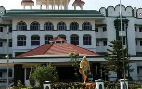 பட்டயப் படிப்பில் சேர்க்க உத்தரவிடக் கோரி மாணவி மனு; கல்வித் தகுதியை நிர்ணயிக்க பல்கலை.க்கு அதிகாரம் உள்ளது: உயர் நீதிமன்றம் தள்ளுபடி