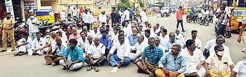 திருவண்ணாமலை தேரடி வீதியில் சத்திரத்தை நிர்வாகம் செய்வதில் ஏற்பட்டுள்ள மோதல் காரணமாக ஒரு தரப்பினர் நேற்று சாலை மறியலில் ஈடுபட்டனர்.