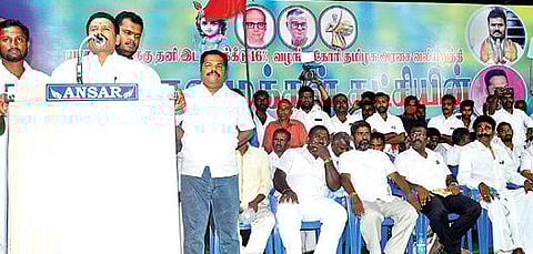 திருவண்ணாமலையில் நடைபெற்ற கோகுல மக்கள் கட்சியின் மாவட்ட மாநாட்டில் பேசும் மாநில தலைவர் சேகர்.