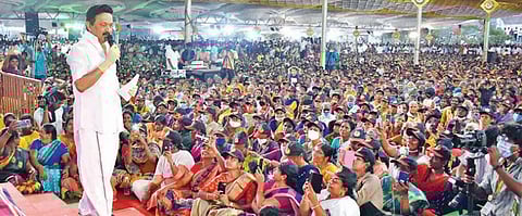 கரூர் மாவட்டம் வாங்கல் குப்புச்சிபாளையத்தில் நேற்று திமுக சார்பில் நடைபெற்ற மக்கள் கிராம சபைக்கூட்டத்தில் பேசுகிறார் அக்கட்சியின் தலைவர் மு.க.ஸ்டாலின்.