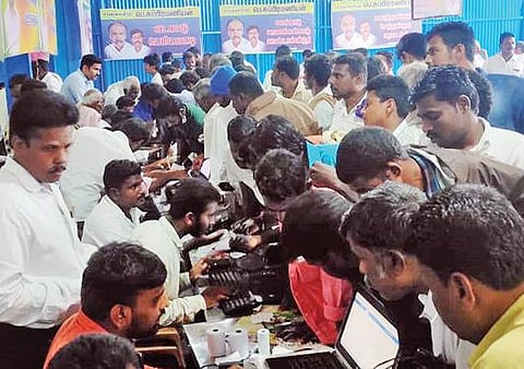 புதுக்கோட்டை மாவட்டம் வடகாட்டில் நேற்று நடைபெற்ற மொய் விருந்து நிகழ்ச்சியில் பங்கேற்றவர்கள்.