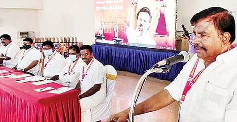 திருச்சியில் நேற்று நடைபெற்ற 13 மாவட்ட திமுக தகவல் தொழில்நுட்ப பிரிவு நிர்வாகிகள் கூட்டத்தில் பேசுகிறார் திமுக முதன்மைச் செயலாளர் கே.என்.நேரு. உடன் பி.டி.ஆர் பழனிவேல் தியாகராஜன் உள்ளிட்டோர்.