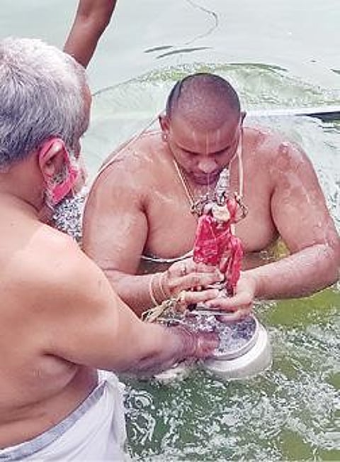 சந்திரபுஷ்கரணியில் நேற்று நடைபெற்ற தீர்த்தவாரி.