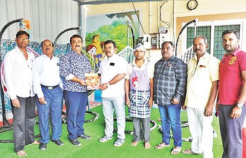 கிருஷ்ணகிரியில் ஜே.கே.கார்டன் ரெஸ்டாரன்ட் என்ற புதிய உணவக திறப்பு விழாவில், உணவக உரிமையாளர்கள் அஸ்லம் ரஹ்மான் ஷெரீப், முகமது ஷபீர் ஆகியோர் மெனு கார்டை வெளியிட்டனர்.