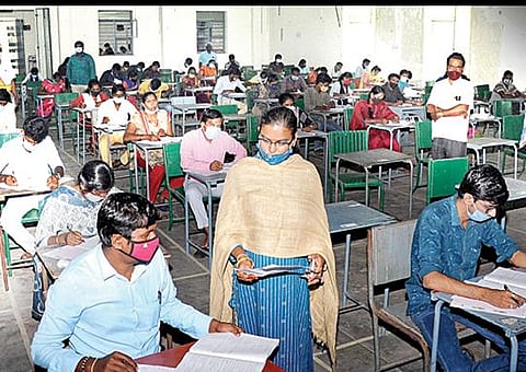 திருவள்ளூர் பிரதியுஷா பொறியியல் கல்லூரி மையத்தில் நடைபெற்ற டிஎன்பிஎஸ்சி குரூப்-1 முதல் நிலைத் தேர்வை மாவட்ட ஆட்சியர் பொன்னையா ஆய்வு செய்தார்.
