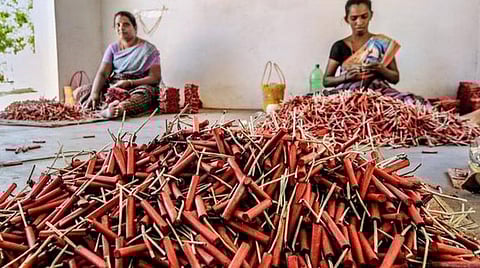 பட்டாசுத் தொழிலாளர்களுக்குத் தனி நல வாரியம்: துயரங்களிலிருந்து பாதுகாக்குமா?