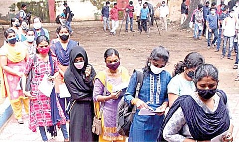 தமிழகம் முழுவதும் டிஎன்பிஎஸ்சி குரூப்-1 தேர்வு நேற்று நடந்தது. சென்னை எழும்பூர் மாநில மகளிர் மேல்நிலைப் பள்ளி தேர்வு மையத்தில் வரிசையில் காத்திருந்த தேர்வர்கள். .படங்கள்: ம.பிரபு