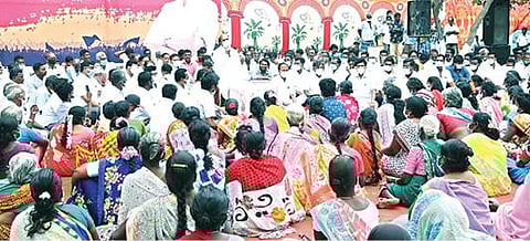 கலசப்பாக்கம் அடுத்த தென்மாதிமங்கலம் கிராமத்தில் திமுக சார்பில் நடைபெற்ற மக்கள் சபை கூட்டத்தில் பேசும் முன்னாள் அமைச்சர் எ.வ.வேலு.