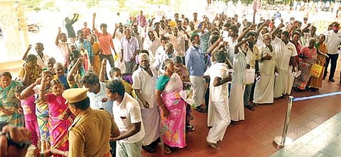 தி.மலை ஆட்சியர் அலுவலகத்தை முற்றுகையிட்டு போராட்டத்தில் ஈடுபட்ட விவசாயிகள்.