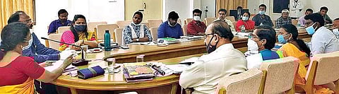 திருப்பத்தூர் மாவட்ட ஆட்சியர் அலுவலகத்தில் வாக்காளர் பட்டியல் சுருக்க திருத்தம் குறித்த ஆய்வுக்கூட்டம் மாவட்ட வாக்காளர் பட்டியல் சிறப்பு பார்வையாளர் ஷோபனா தலைமையில் நேற்று நடைபெற்றது.