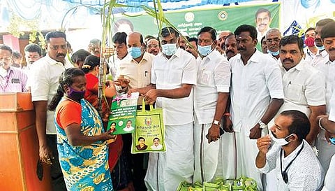 வேலூர் அண்ணா சாலையில் உள்ள மாவட்ட நுகர்வோர் கூட்டுறவு மொத்த விற்பனை பண்டகசாலை வளாகத்தில் பொங்கல் பரிசு தொகுப்பு வழங்கிய அமைச்சர் கே.சி.வீரமணி.அருகில், ஆட்சியர் சண்முகசுந்தரம் உள்ளிட்டோர். அடுத்த படம்: ராணிப்பேட்டை மாவட்டத்தில் பொங்கல் பரிசு தொகுப்பு வழங்கும் பணியை தொடங்கி வைத்த அமைச்சர் கே.சி.வீரமணி. அருகில், மாவட்ட ஆட்சியர் கிளாட்ஸ்டன் புஷ்பராஜ் உள்ளிட்டோர்.