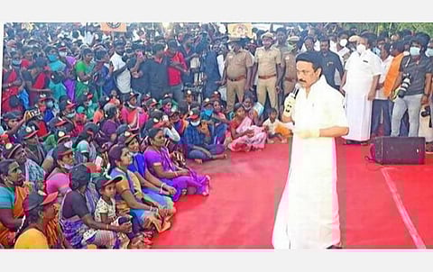 சட்டம் ஒழுங்கை சீர்குலைப்பதாக மு.க.ஸ்டாலின் குறித்து டிஜிபியிடம் அதிமுக புகார்