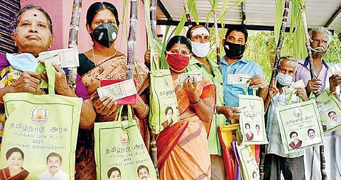 திருச்சி கோட்டை அமராவதி கூட்டுறவு சிறப்பங்காடியில் நேற்று பொங்கல் பரிசுத் தொகுப்பு மற்றும் ரூ.2,500 ரொக்கத்தை பெற்றுக்கொண்ட பயனாளிகள்.படம்: ஜி.ஞானவேல்முருகன்