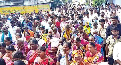 புதுக்கோட்டை மாவட்டம் கீரனூர் ரயில் நிலையம் அருகே நேற்று ஆர்ப்பாட்டத்தில் ஈடுபட்ட திமுகவினர்.