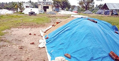 புதுக்கோட்டை மாவட்டம் நெடுவாசல் நேரடி நெல் கொள்முதல் நிலையம் திறக்கப்படும் இடத்தில் விவசாயிகள் குவித்து வைத்துள்ள நெல்.