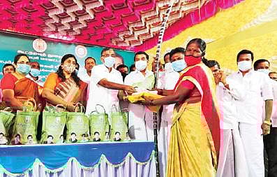 தருமபுரி மாவட்டம் காரிமங்கலம் அடுத்த பெரியான அள்ளியில் பொங்கல் பரிசுத் தொகுப்பு வழங்கும் நிகழ்ச்சியை உயர் கல்வி மற்றும் வேளாண் துறை அமைச்சர் கே.பி.அன்பழகன் நேற்று தொடங்கி வைத்தார். உடன், மாவட்ட ஆட்சியர் கார்த்திகா உள்ளிட்டோர், அடுத்த படம் : பர்கூர் அருகே ஒப்பதவாடி கிராமத்தில் உள்ள ரேஷன் கடையில் பொங்கல் பரிசு தொகுப்பினை ஆட்சியர் ஜெயசந்திர பானு ரெட்டி, பர்கூர் எம்எல்ஏ சி.வி.ராஜேந்திரன் ஆகியோர் வழங்கினர்.