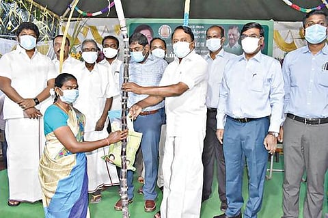 ஈரோடு மாவட்டம் கோபி குள்ளம்பாளையத்தில் நடந்த நிகழ்ச்சியில் ரேஷன் கார்டுதாரர் களுக்கு பொங்கல் பரிசுத் தொகுப்பினை அமைச்சர் செங்கோட்டையன் வழங்கினார்.