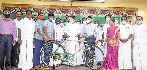 கடலூர் புனித அன்னாள் மேல்நிலை பள்ளியில் நடைபெற்ற விழாவில் விலையில்லா மிதிவண்டிகளை மாணவ, மாணவிகளுக்கு தொழில்துறை அமைச்சர் சம்பத் வழங்கினார்.