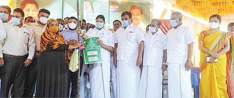 கடலூரில் ரூ.2,500 ரொக்கத்துடன் பொங்கல் சிறப்பு தொகுப்பை தொழில்துறை அமைச்சர் சம்பத் பயனாளிகளுக்கு வழங்கினார்.