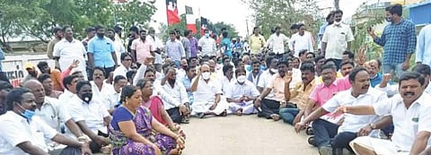 அய்யப்பன்தாங்கல் நியாய விலைக் கடையொன்றில் அதிமுக பேனர்களை வைத்து அக்கட்சியினர் பொங்கல் பரிசுகளை விநியோகிப் பதை எதிர்த்து ஆலந்தூர் சட்டப்பேரவை உறுப்பினர் தா.மோ.அன்பரசன் தலைமையில் திமுகவினர் மறியலில் ஈடுபட்டனர்.