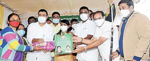 உதகை கூட்டுறவு பண்டகசாலை மார்க்கெட் கிளை நியாயவிலைக் கடையில், பொங்கல் பரிசுத் தொகுப்பை பயனாளிக்கு வழங்கிய மாவட்ட ஆட்சியர் ஜெ.இன்னசென்ட் திவ்யா. படம்: ஆர்.டி.சிவசங்கர்