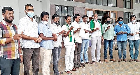 ஆனைமலையாறு - நல்லாறு திட்டத்துக்காக பொங்கல் பரிசுத்தொகை ரூ.2500-ஐ திரும்ப ஒப்படைக்க திருப்பூர் ஆட்சியர் அலுவலகத்துக்கு வந்த விவசாயிகள்.