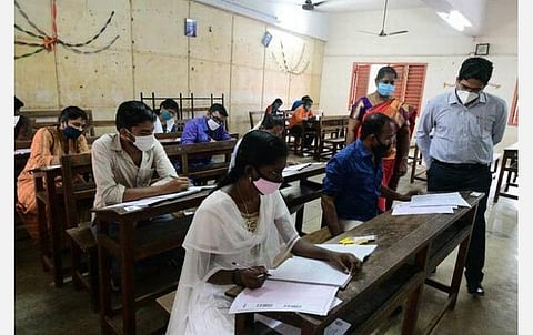 டிஎன்பிஎஸ்சி தேர்வுகளுக்கு வயது உச்சவரம்பைத் தளர்த்துக