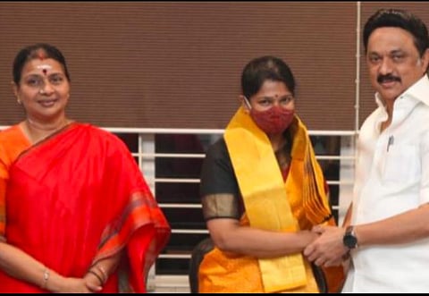 மு.க.ஸ்டாலினிடம் வாழ்த்து பெற்ற கனிமொழி.