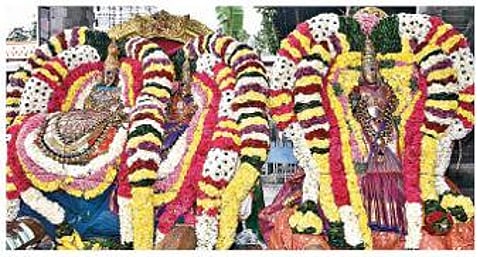 திருவண்ணாமலை அண்ணாமலையார் கோயிலில் உத்ராயண பிரமோற்சவ கொடியேற்றம் நேற்று நடைபெற்றது. உள்படம்: சிறப்பு அலங்காரத்தில் அண்ணாமலையார் சமேத உண்ணாமுலை அம்மன்.