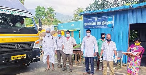 புளியரையில் அமைக்கப்பட்டுள்ள பறவைக் காய்ச்சல் தடுப்பு முகாமில் கேரளாவில் இருந்து வரும் வாகனங்களுக்கு கிருமிநாசினி தெளிக்கப்பட்டது.