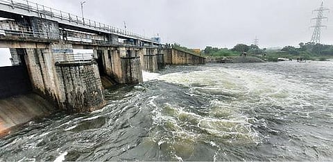 செம்பரம்பாக்கம் ஏரி நேற்று மீண்டும் நிரம்பியது. இதனால் உபரி நீர் திறக்கப்பட்டது. படம்: எம்.முத்துகணேஷ்